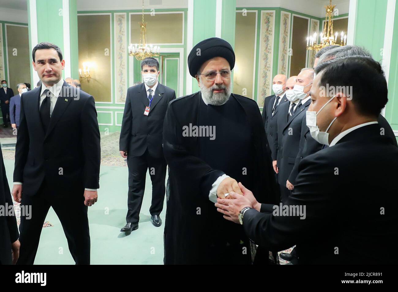 Teheran, Teheran, Iran. 15th giugno 2022. Una foto di handout resa disponibile dall'Ufficio Presidenziale iraniano mostra il presidente iraniano EBRAHIM RAISI e il presidente del Turkmenistan SERDAR BERDIMUHAMEDOW durante una cerimonia di benvenuto al palazzo presidenziale di Teheran, Iran, 15 giugno 2022. Berdimuhamedow si trova a Teheran per incontrare i funzionari iraniani. (Credit Image: © Iranian Presidency via ZUMA Press Wire) Foto Stock