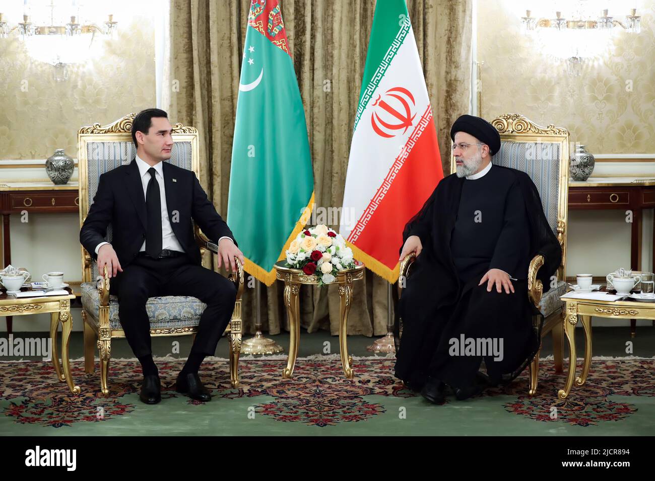 Teheran, Teheran, Iran. 15th giugno 2022. Un'immagine di handout resa disponibile dall'ufficio presidenziale iraniano mostra, il presidente iraniano EBRAHIM RAISI (R) parlando con il presidente del Turkmenistan SERDAR BERDIMUHAMEDOW (L) durante un incontro al Palazzo Presidenziale di Teheran, Iran, 15 giugno 2022. Berdimuhamedow è in visita ufficiale a Teheran. (Credit Image: © Iranian Presidency via ZUMA Press Wire) Foto Stock