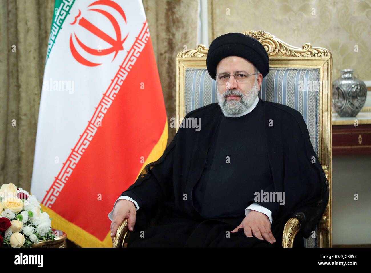 Teheran, Teheran, Iran. 15th giugno 2022. Un'immagine di handout resa disponibile dall'ufficio presidenziale iraniano mostra, il presidente iraniano EBRAHIM RAISI parlando con il presidente del Turkmenistan SERDAR BERDIMUHAMEDOW (inosservato) durante un incontro al Palazzo Presidenziale di Teheran, Iran, 15 giugno 2022. Berdimuhamedow è in visita ufficiale a Teheran. (Credit Image: © Iranian Presidency via ZUMA Press Wire) Foto Stock