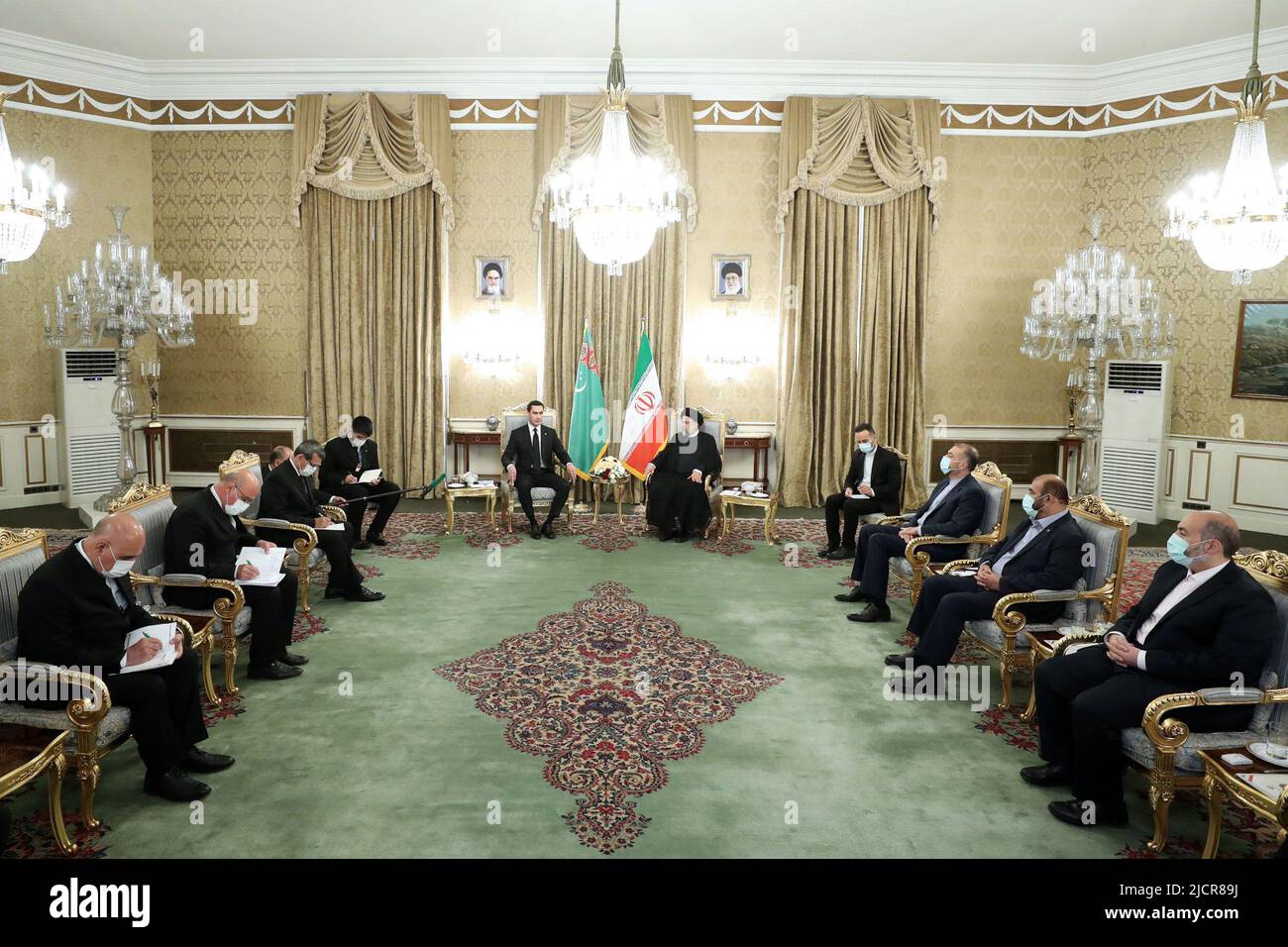 Teheran, Teheran, Iran. 15th giugno 2022. Un'immagine di handout resa disponibile dall'ufficio presidenziale iraniano mostra, il presidente iraniano EBRAHIM RAISI (C-R) parlando con il presidente del Turkmenistan SERDAR BERDIMUHAMEDOW (C-L) durante un incontro al Palazzo Presidenziale di Teheran, Iran, 15 giugno 2022. Berdimuhamedow è in visita ufficiale a Teheran. (Credit Image: © Iranian Presidency via ZUMA Press Wire) Foto Stock