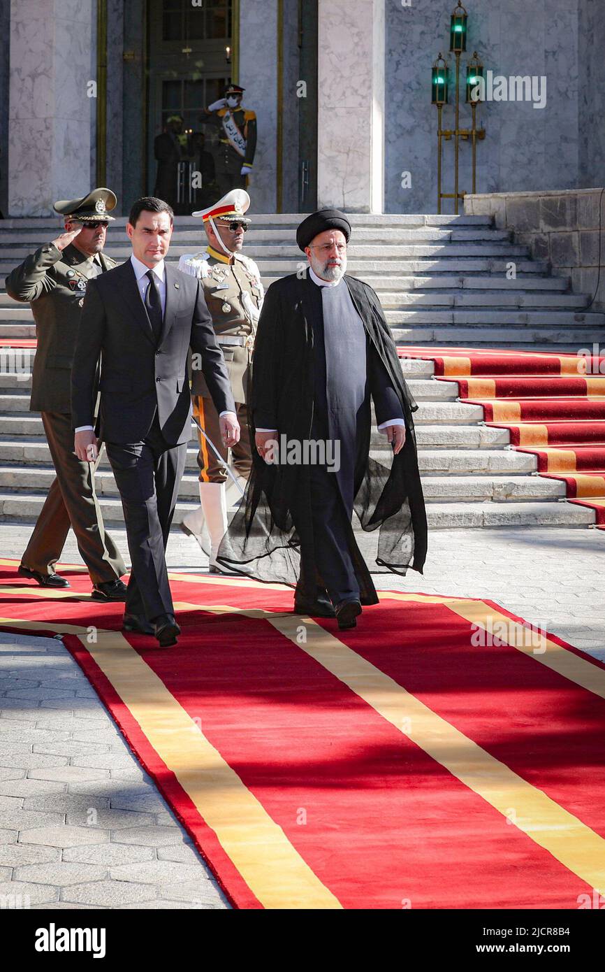Teheran, Teheran, Iran. 15th giugno 2022. Una foto di handout resa disponibile dall'Ufficio Presidenziale iraniano mostra il presidente iraniano EBRAHIM RAISI e il presidente del Turkmenistan SERDAR BERDIMUHAMEDOW durante una cerimonia di benvenuto al palazzo presidenziale di Teheran, Iran, 15 giugno 2022. Berdimuhamedow si trova a Teheran per incontrare i funzionari iraniani. (Credit Image: © Iranian Presidency via ZUMA Press Wire) Foto Stock