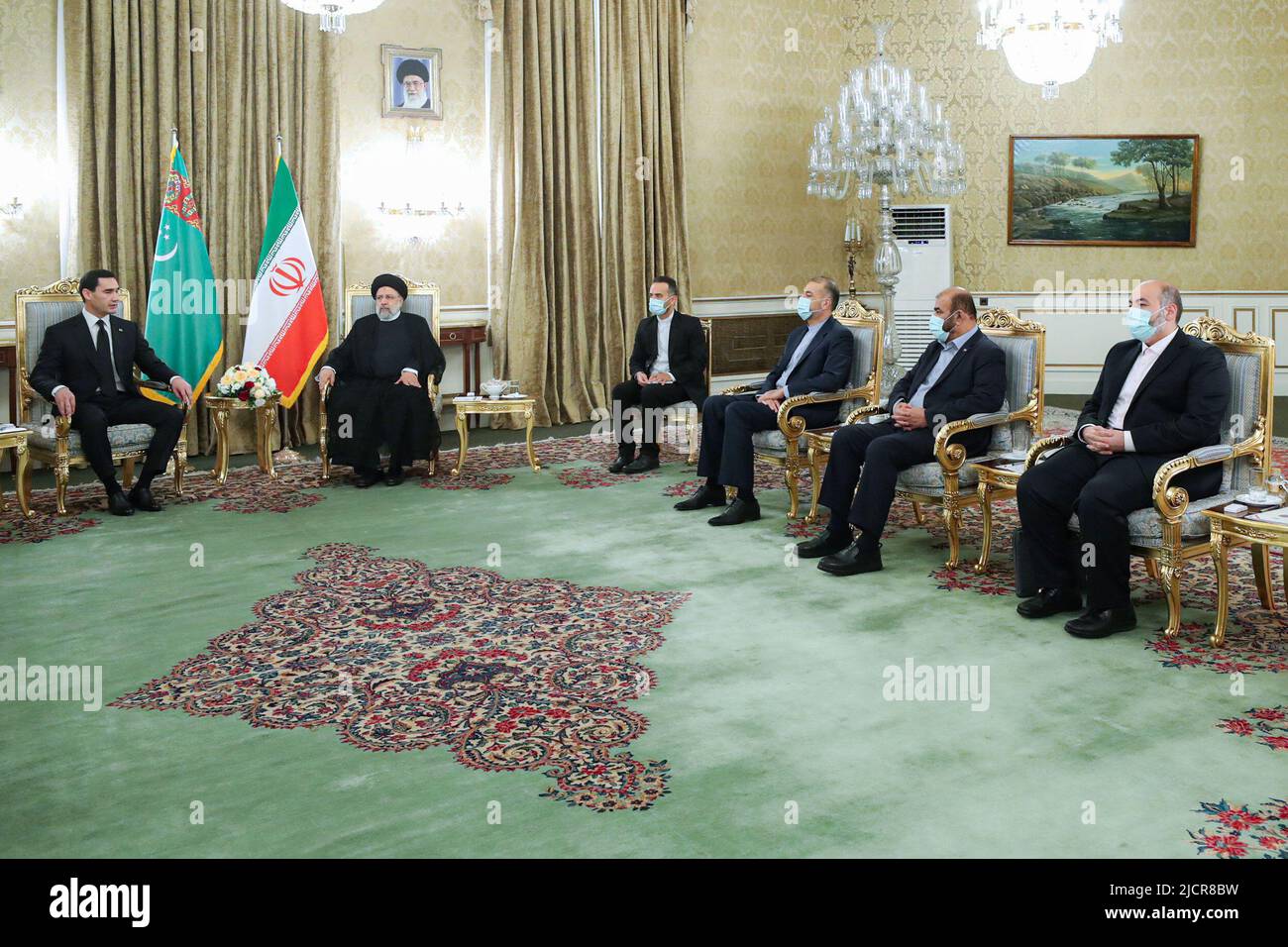 Teheran, Teheran, Iran. 15th giugno 2022. Un'immagine di handout resa disponibile dall'ufficio presidenziale iraniano mostra, il presidente iraniano EBRAHIM RAISI (2-L) parlando con il presidente del Turkmenistan SERDAR BERDIMUHAMEDOW (L) durante un incontro al Palazzo Presidenziale di Teheran, Iran, 15 giugno 2022. Berdimuhamedow è in visita ufficiale a Teheran. (Credit Image: © Iranian Presidency via ZUMA Press Wire) Foto Stock