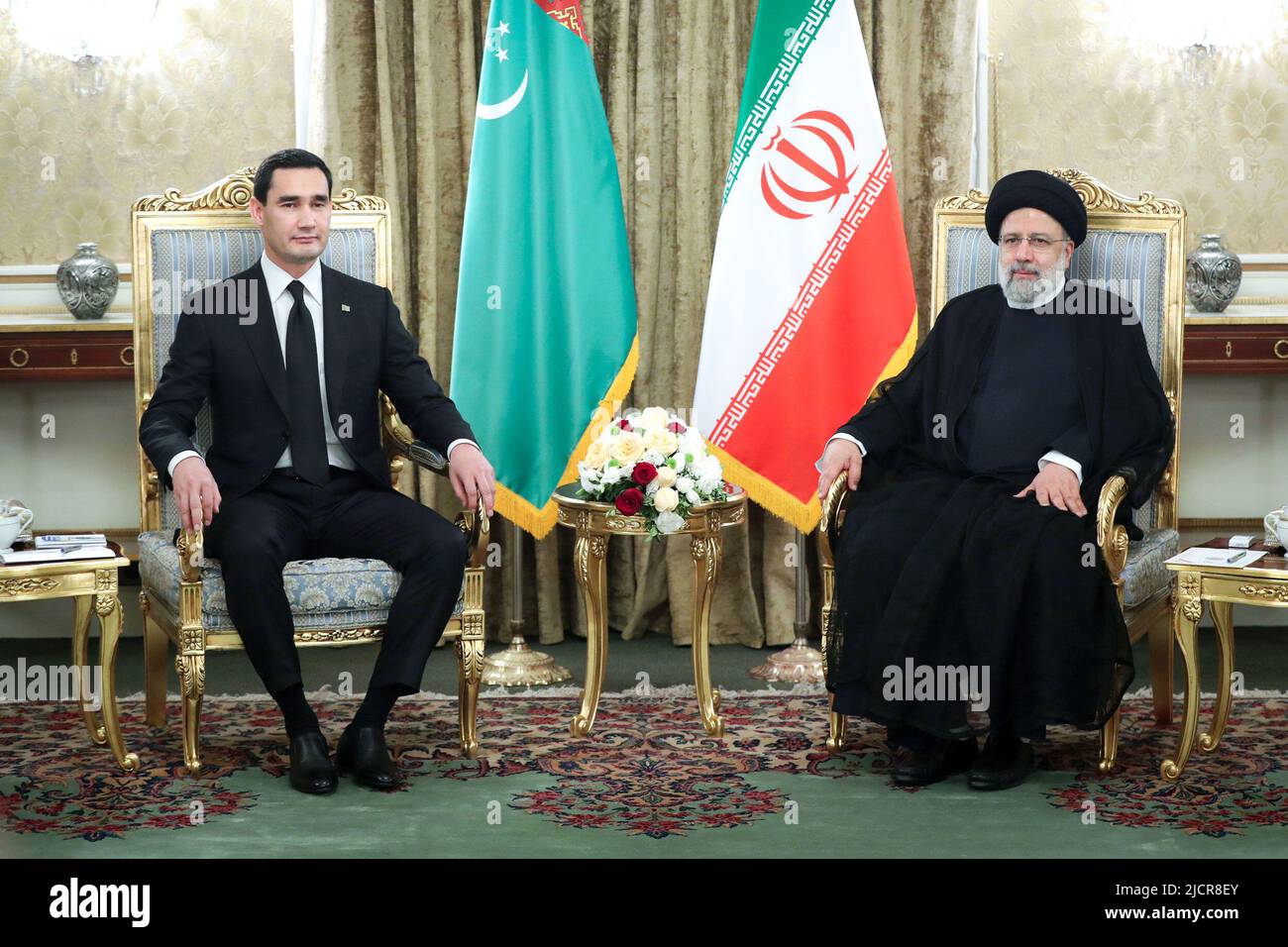 Teheran, Teheran, Iran. 15th giugno 2022. Un'immagine di handout resa disponibile dall'ufficio presidenziale iraniano mostra, il presidente iraniano EBRAHIM RAISI (R) parlando con il presidente del Turkmenistan SERDAR BERDIMUHAMEDOW (L) durante un incontro al Palazzo Presidenziale di Teheran, Iran, 15 giugno 2022. Berdimuhamedow è in visita ufficiale a Teheran. (Credit Image: © Iranian Presidency via ZUMA Press Wire) Foto Stock