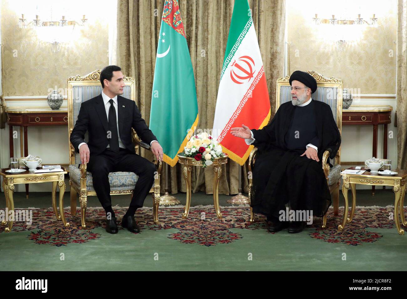 Teheran, Teheran, Iran. 15th giugno 2022. Un'immagine di handout resa disponibile dall'ufficio presidenziale iraniano mostra, il presidente iraniano EBRAHIM RAISI (R) parlando con il presidente del Turkmenistan SERDAR BERDIMUHAMEDOW (L) durante un incontro al Palazzo Presidenziale di Teheran, Iran, 15 giugno 2022. Berdimuhamedow è in visita ufficiale a Teheran. (Credit Image: © Iranian Presidency via ZUMA Press Wire) Foto Stock