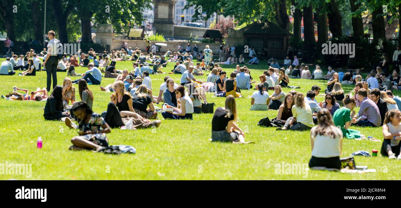 Londra, Regno Unito. 15th giugno 2022. UK tempo, gli impiegati prendono la pausa con il sole estivo e temperature record in Victoria Tower Gardens, London UK ufficio lavoratori prendere il sole, Credit: Ian Davidson/Alamy Live News Foto Stock