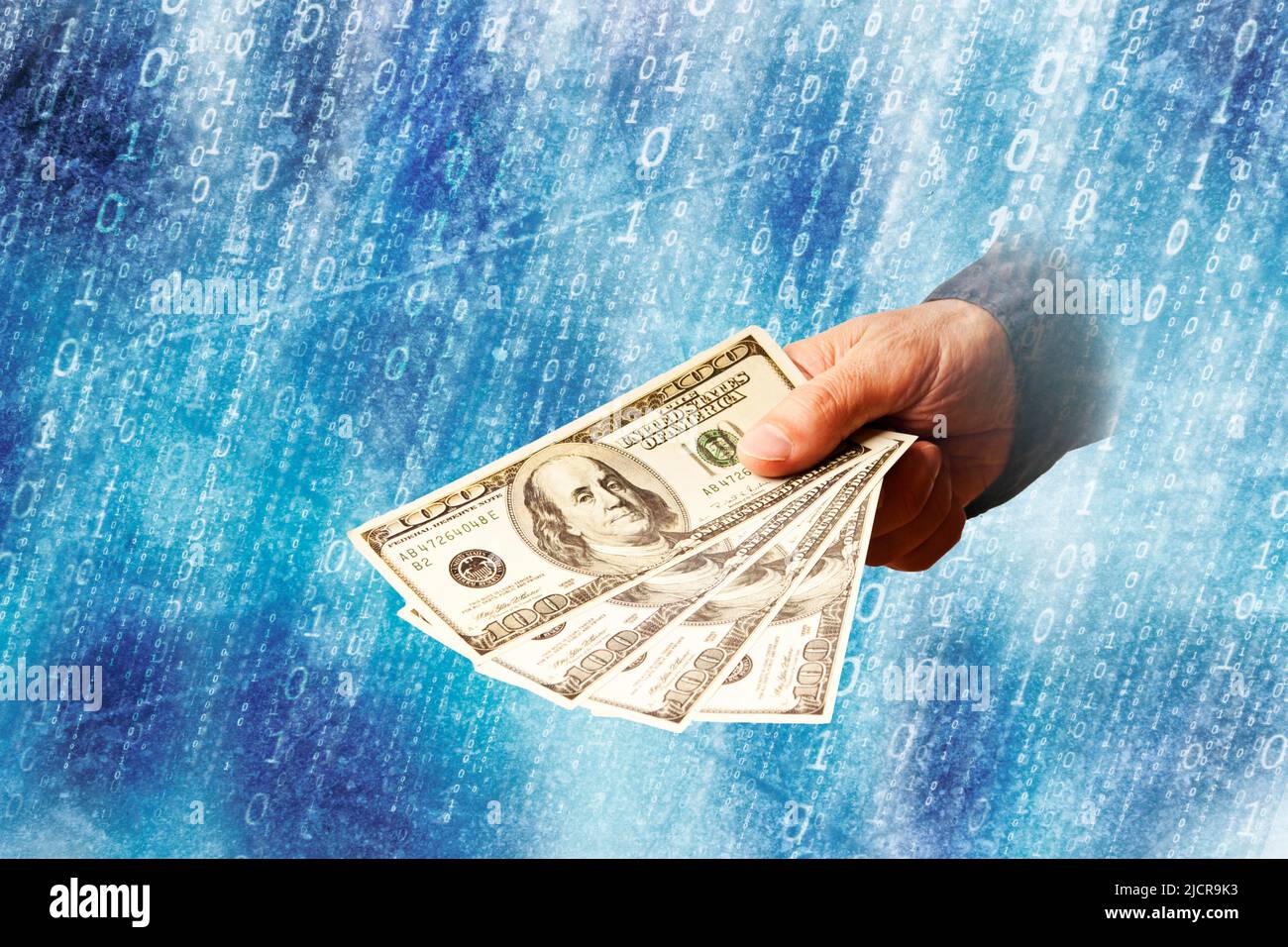 mano che tiene dollari e fondo binario, concetto di pagamento online Foto Stock