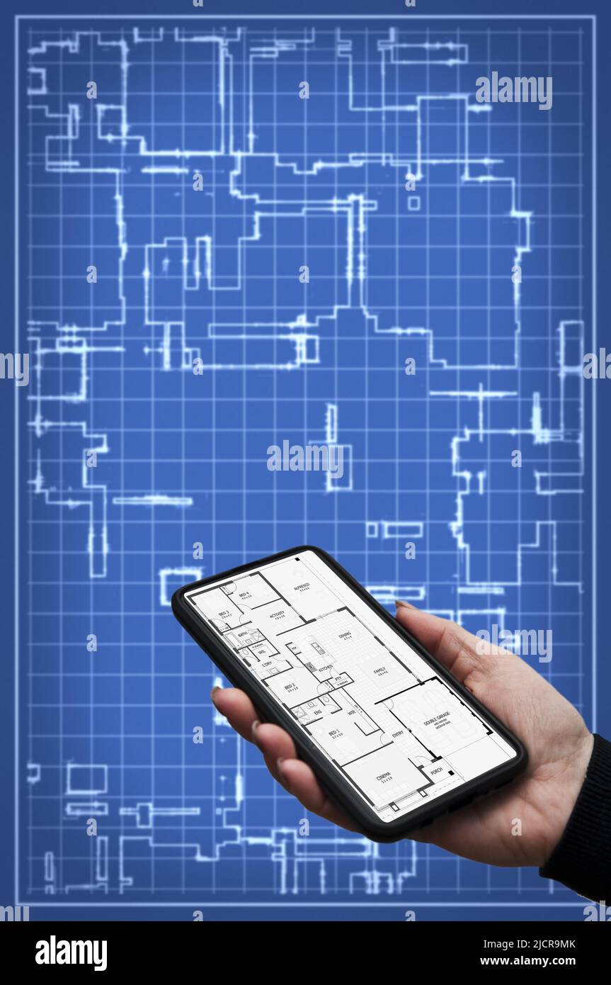 mano che tiene uno smartphone con un piano terra appartamento sullo schermo Foto Stock
