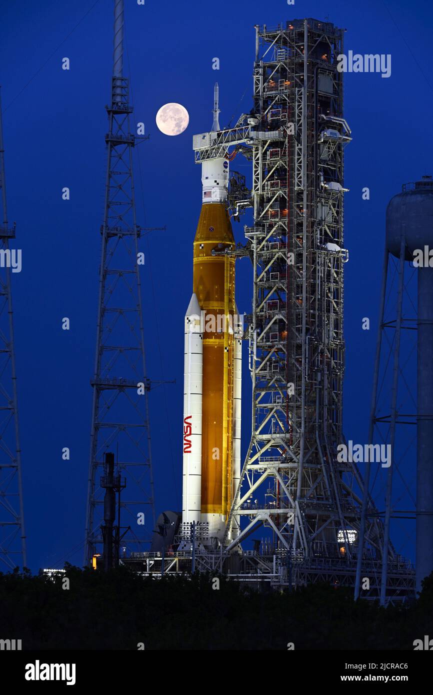 Una luna piena è dietro il razzo Space Launch System (SLS) della NASA, che si trova sul complesso 39B in preparazione ai test al Kennedy Space Center, Florida, mercoledì 15 giugno 2022. La NASA celebra anche il 60th° anniversario del Kennedy Space Center. Foto di Joe Marino/UPI Credit: UPI/Alamy Live News Foto Stock