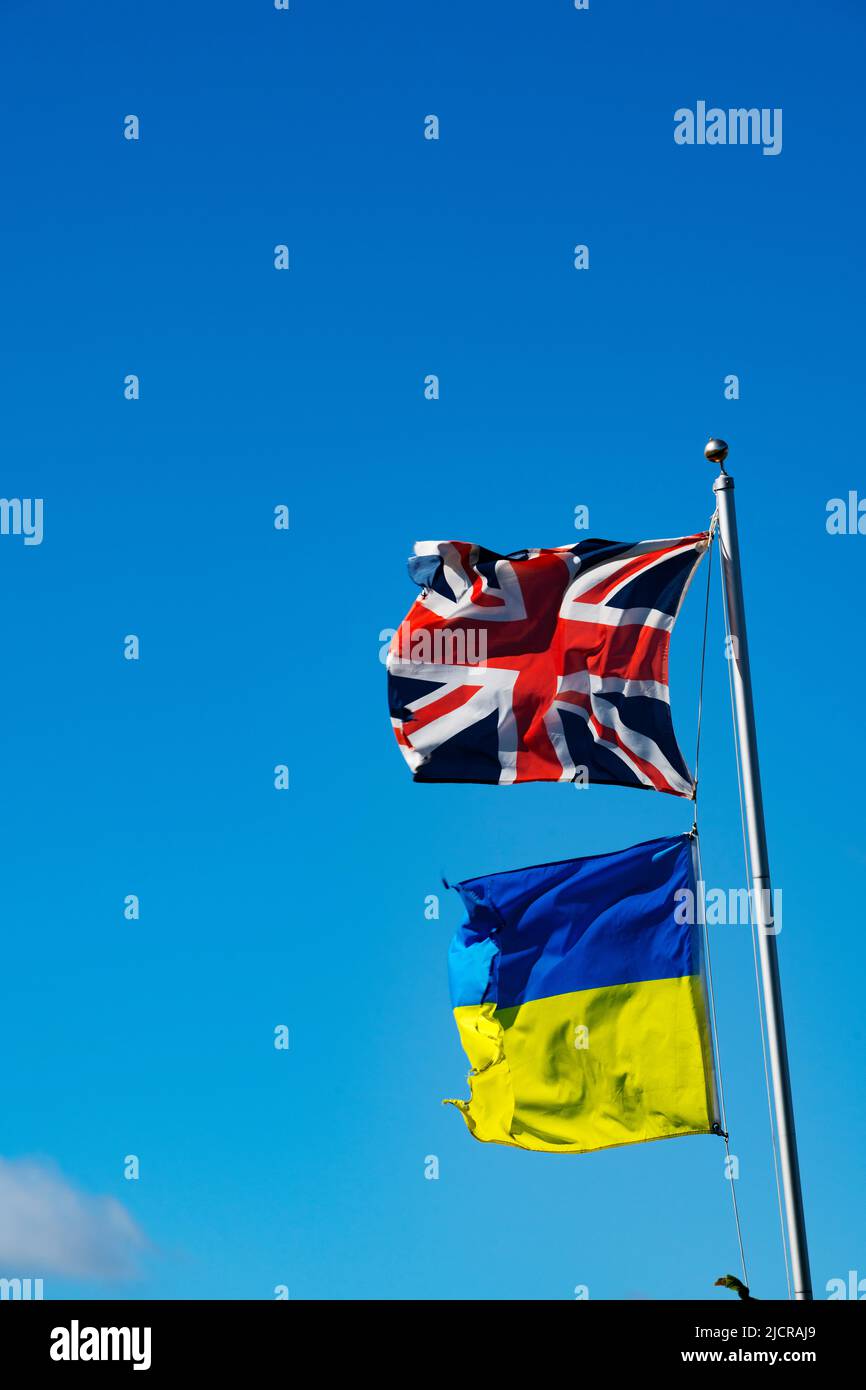 Union Jack e la bandiera Ukranian volano in una fattoria in Essex Inghilterra UK Giugno 2022 Foto Stock