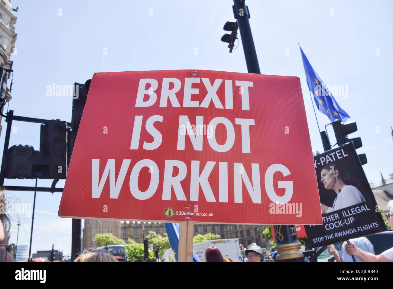 Londra, Regno Unito. 15th giugno 2022. I manifestanti si sono riuniti al di fuori del Parlamento a sostegno del protocollo dell'Irlanda del Nord e per protestare contro la Brexit e il governo Tory. Credit: Vuk Valcic/Alamy Live News Foto Stock