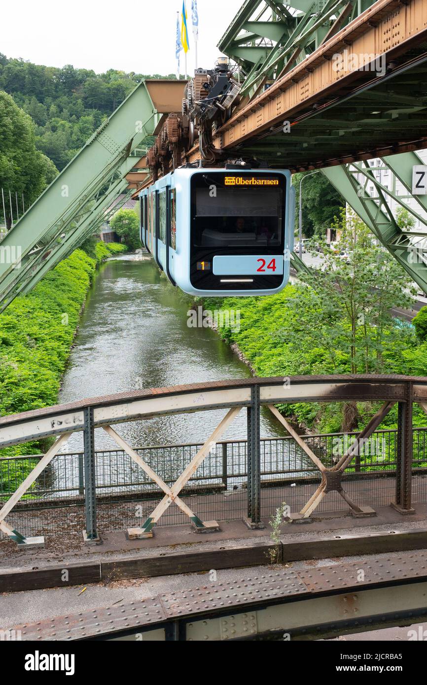 La ferrovia a sospensione Wuppertal sul fiume Wupper, Germania Foto Stock