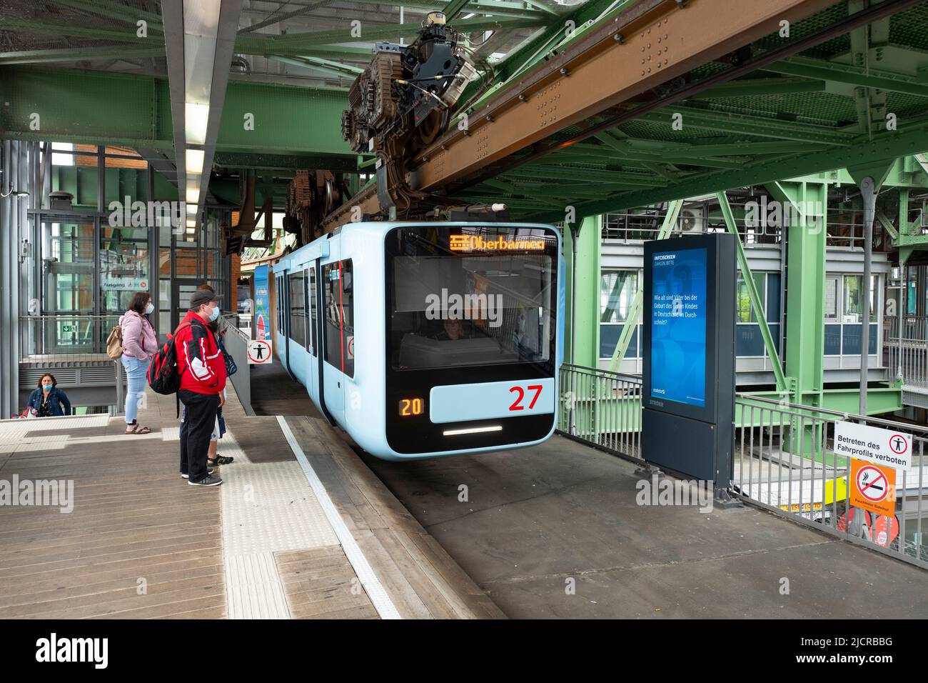 Un treno che arriva a Vohwinkel ad un'estremità della linea sulla Wuppertal Suspension Railway, Germania Foto Stock