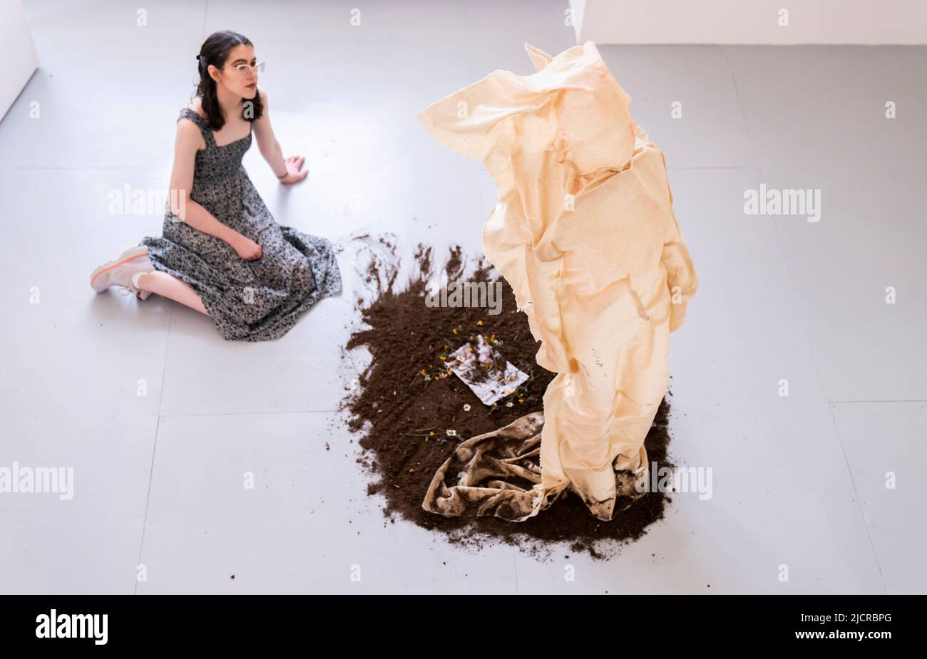 Il curatore Florence Kitching, è raffigurato con un'opera d'arte intitolata 'il fantasma di te' dall'artista Charlotte Long, che fa parte della mostra di laurea in Belle Arti all'Università di Leeds. Data foto: Mercoledì 15 giugno 2022. La mostra di laurea di quest'anno celebra il lavoro di 62 studenti laureati, che spaziano attraverso tutti i mezzi dell'arte contemporanea Foto Stock