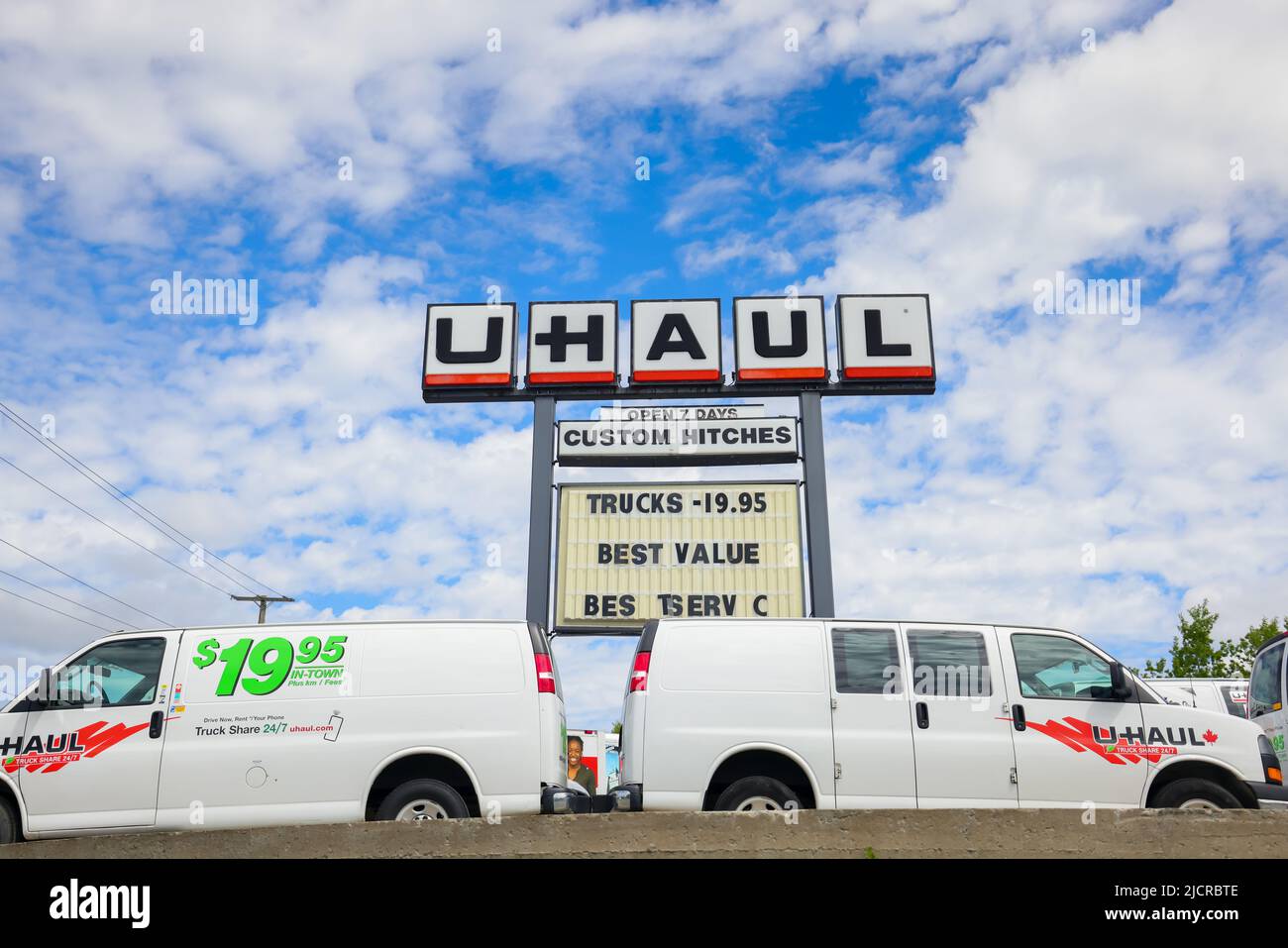 I camion U-HAUL parcheggiati presso il punto di prelievo presso l'ufficio di noleggio. U-Haul è un'attrezzatura in movimento e deposito. HALIFAX, NOVA SCOTIA, CANADA - GIUGNO 2022 Foto Stock