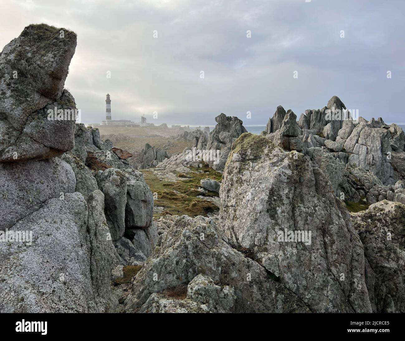 Paesaggio di campagna di Ushan con faro di Creach sullo sfondo, Bretagna, Francia Foto Stock