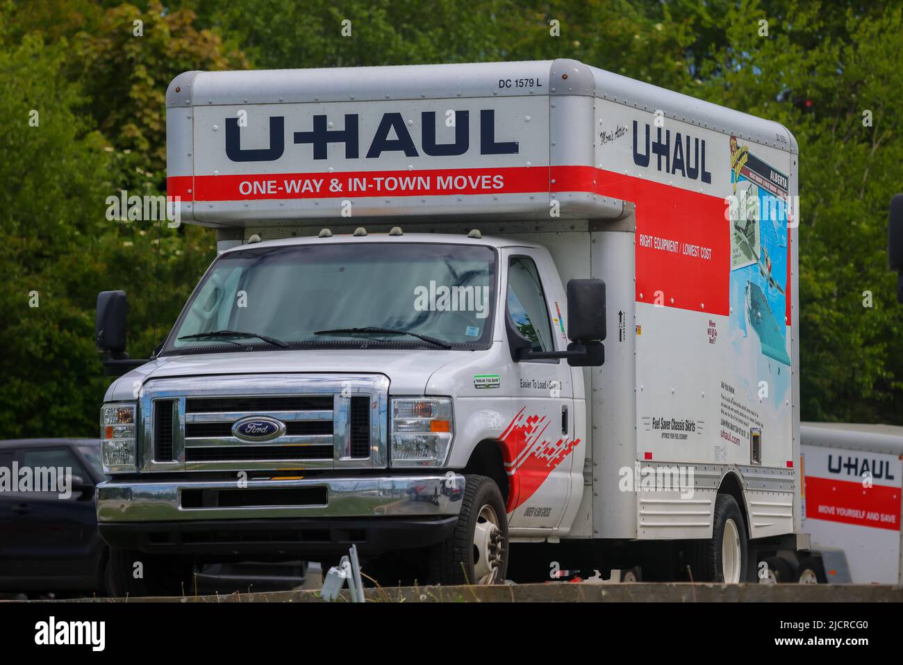 I camion U-HAUL parcheggiati presso il punto di prelievo presso l'ufficio di noleggio. U-Haul è un'attrezzatura in movimento e deposito. HALIFAX, NOVA SCOTIA, CANADA - GIUGNO 2022 Foto Stock