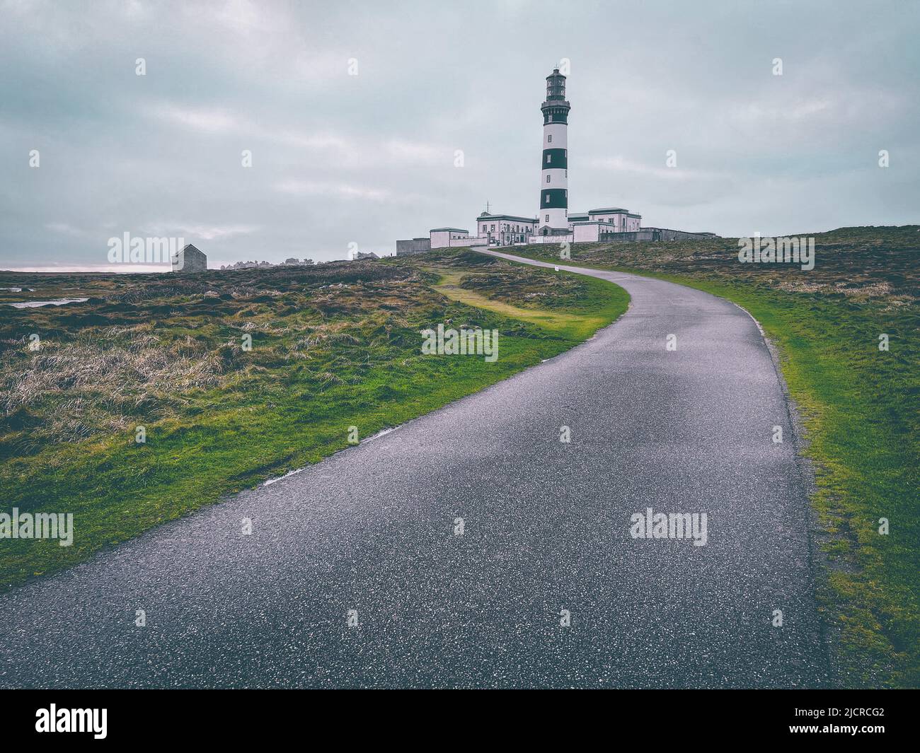 Paesaggio di campagna di Ushan con la strada del faro di CREACH, Bretagna, Francia Foto Stock