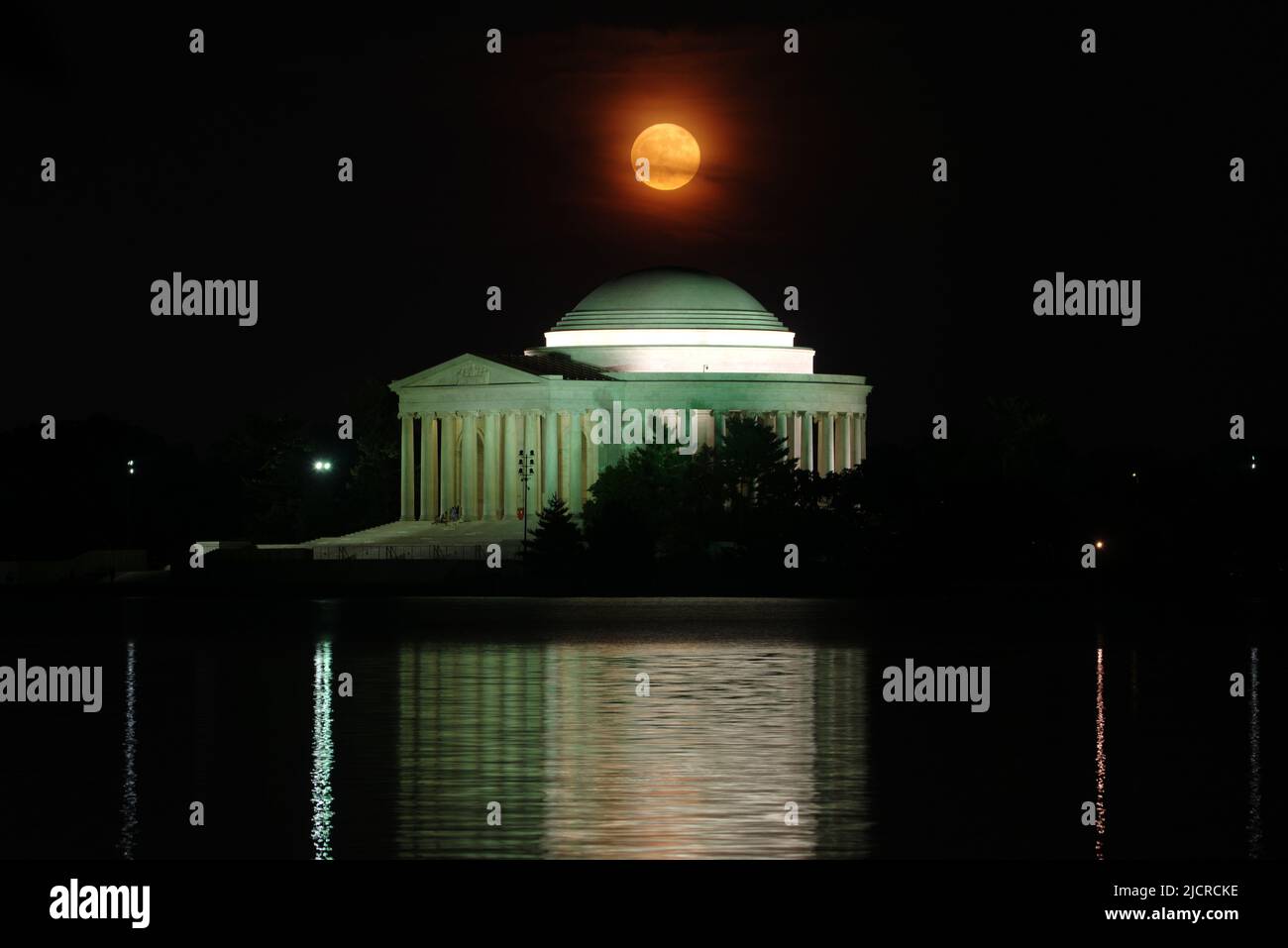 La Strawberry Moon sorge sul Jefferson Memorial a Washington, DC. Foto Stock