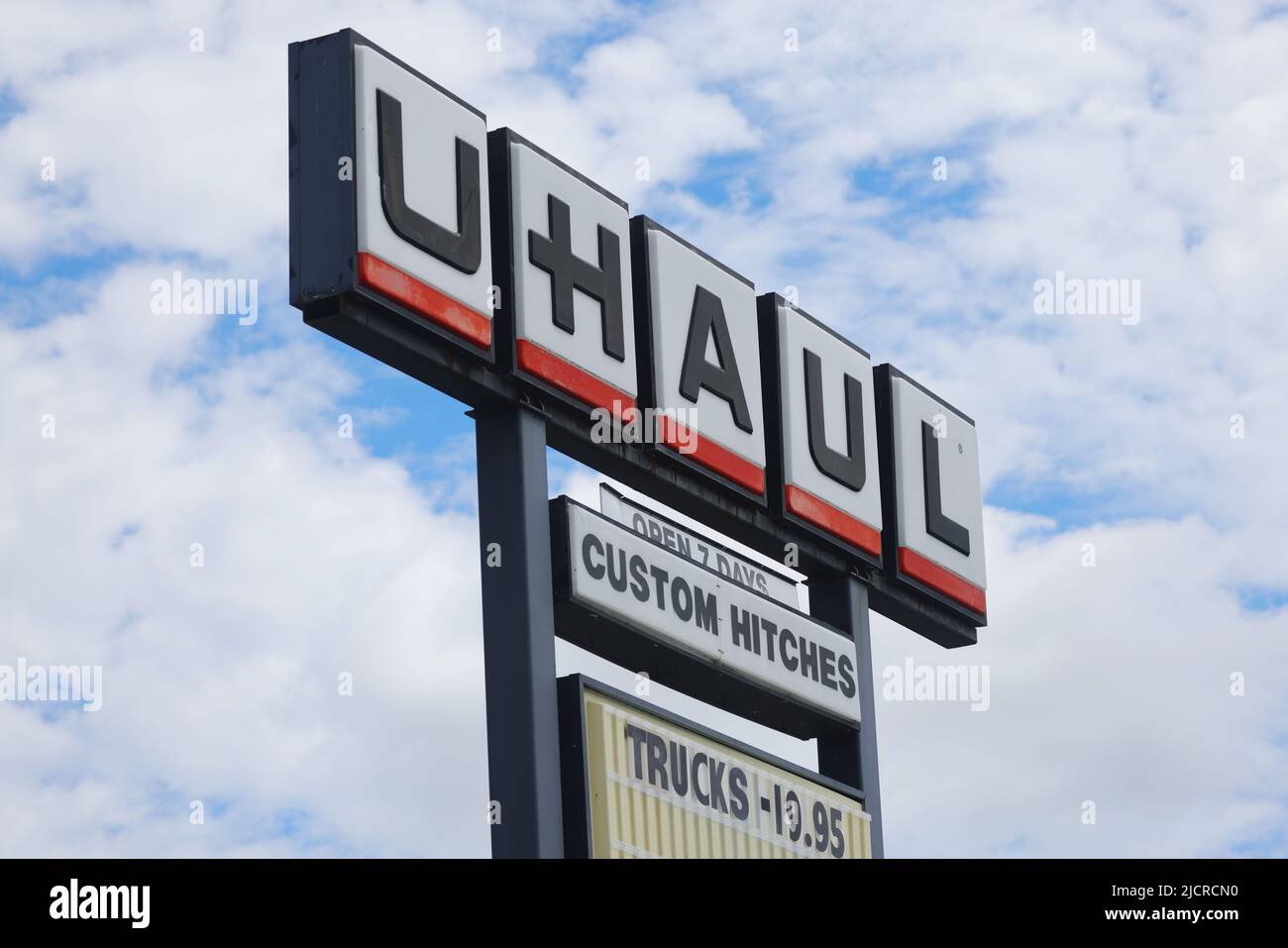 Cartello per U-HAUL pole store. U-Haul è un'azienda di noleggio di attrezzature e stoccaggio con sede a Phoenix, Arizona. HALIFAX, NOVA SCOTIA, CANADA - GIUGNO 2022 Foto Stock
