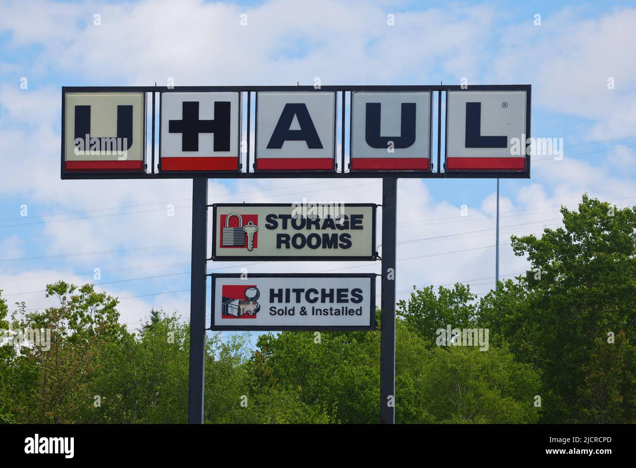 Cartello per U-HAUL pole store. U-Haul è un'azienda di noleggio di attrezzature e stoccaggio con sede a Phoenix, Arizona. HALIFAX, NOVA SCOTIA, CANADA - GIUGNO 2022 Foto Stock