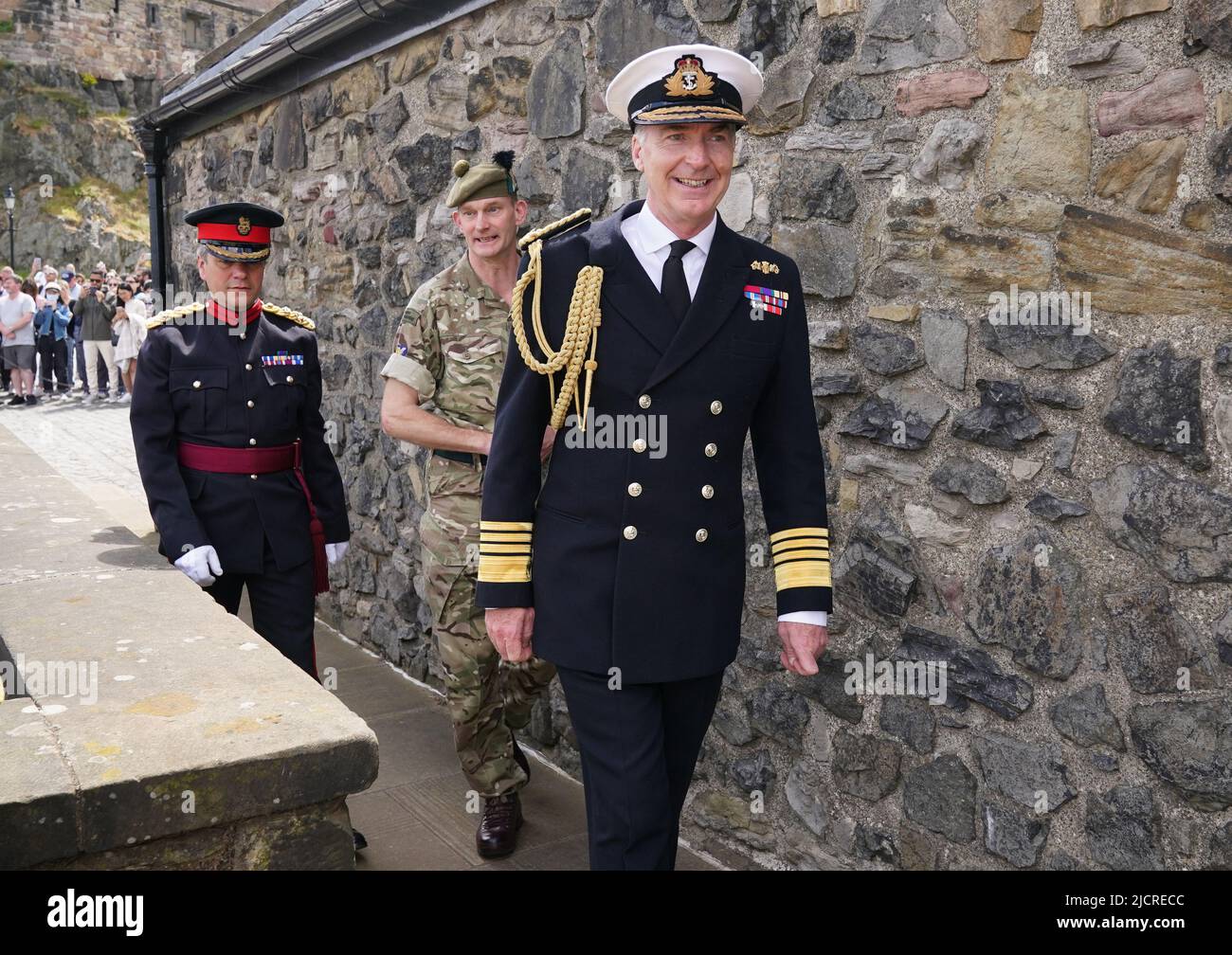 Appena nominato capo delle forze armate britanniche, il capo dell'ammiraglio della Difesa Sir Tony Radakin arriva per assistere al fuoco del colpo di pistola del Distretto Gunner Sgt David Beveridge al Castello di Edimburgo. Data foto: Mercoledì 15 giugno 2022. Foto Stock