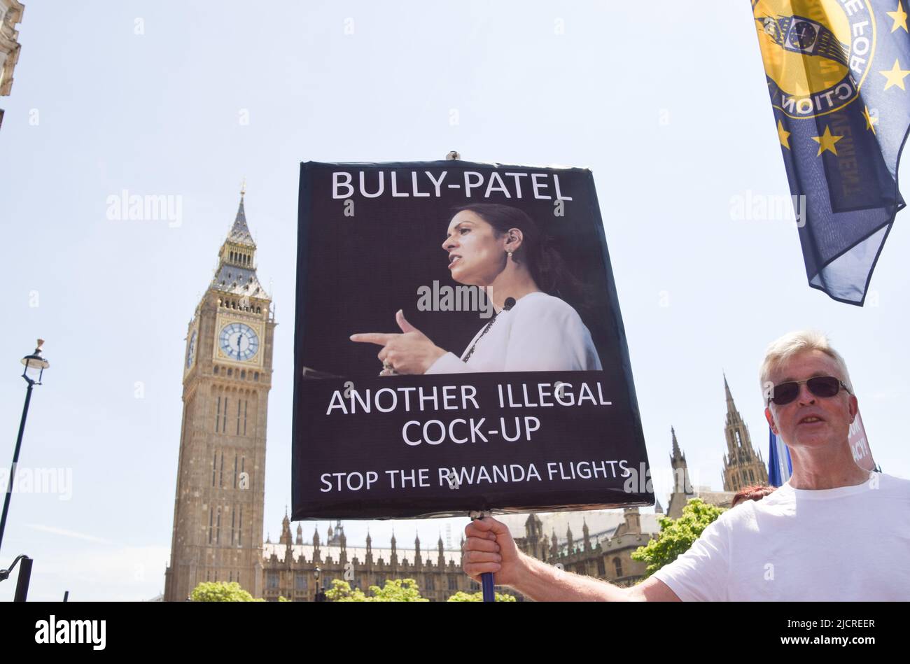 Londra, Inghilterra, Regno Unito. 15th giugno 2022. Un manifestante ha un cartello che chiama il Segretario di Stato Priti Patel a ''bully'' e chiede una fine al piano del governo britannico di deportare i rifugiati in Ruanda. I manifestanti si sono riuniti in Piazza del Parlamento a sostegno del protocollo dell'Irlanda del Nord e per protestare contro la Brexit e il governo Tory. (Credit Image: © Vuk Valcic/ZUMA Press Wire) Foto Stock