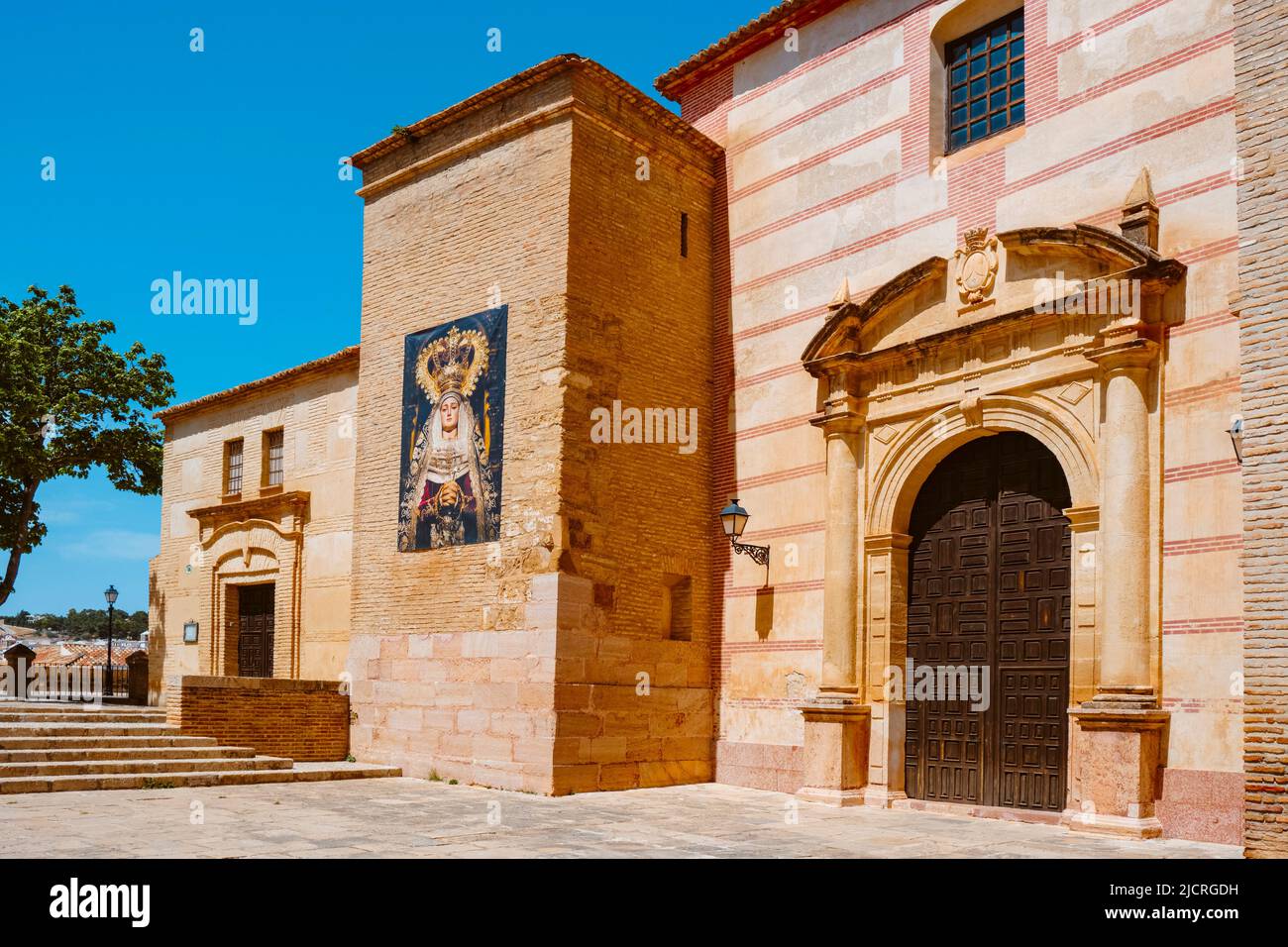 Una vista della facciata della chiesa di Iglesia del Carmen ad Antequera, in provincia di Malaga, in Spagna, in una giornata di sole Foto Stock