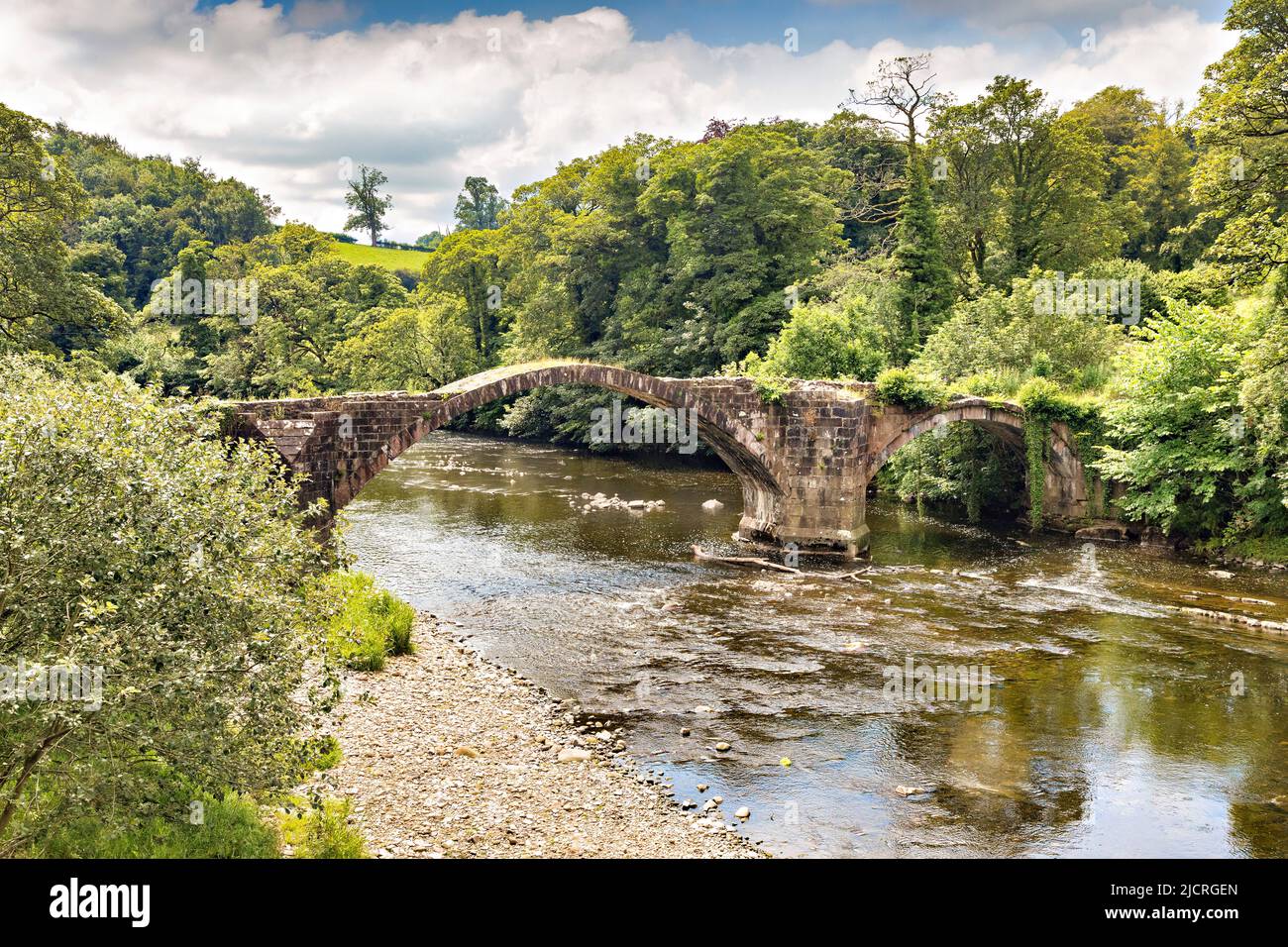 Lo storico Cromwell's Bridge nella valle di Bowland, Lancashire, Regno Unito, ora è stato disutilizzato. Foto Stock