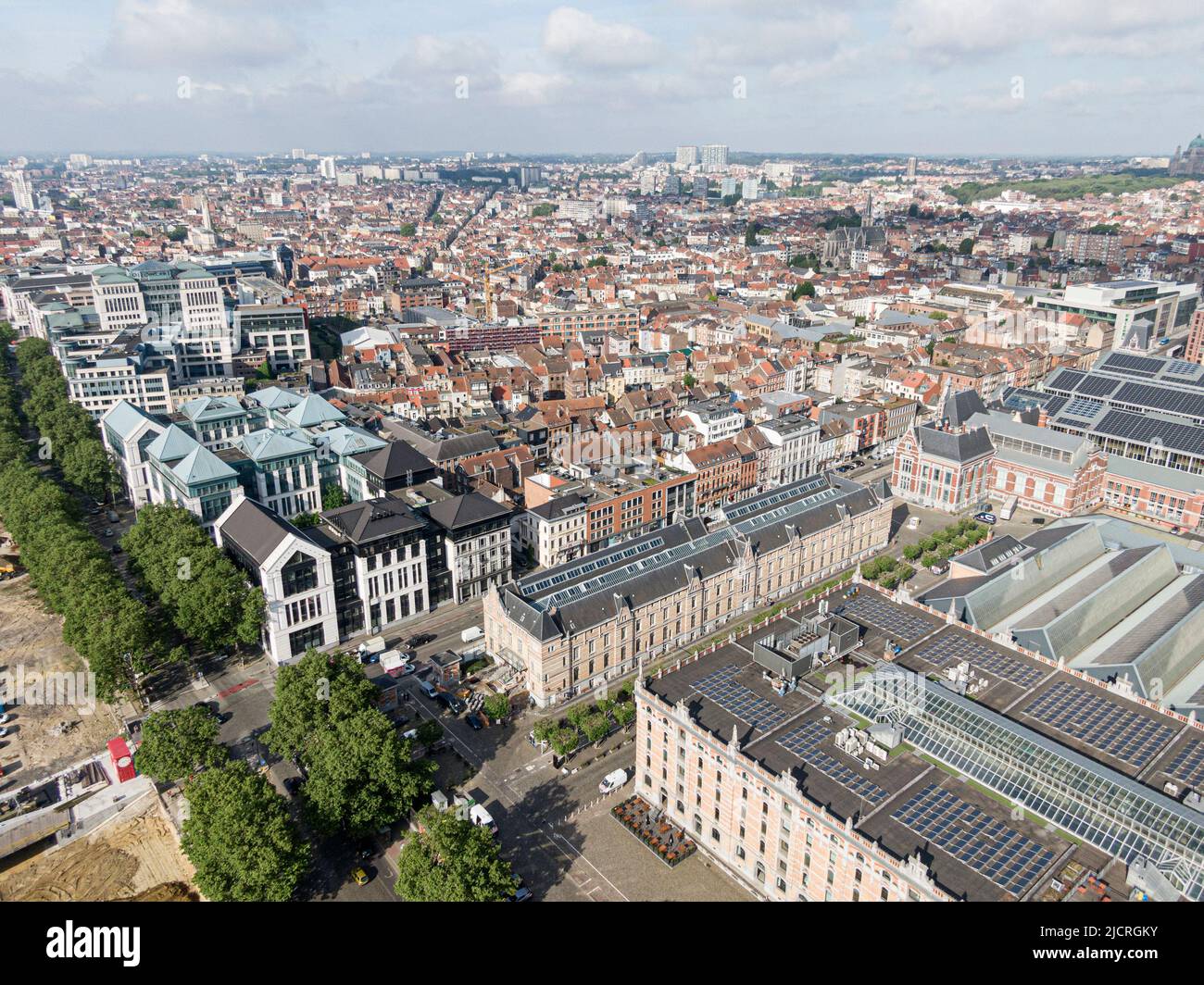 Bruxelles, Belgio - 12 maggio 2022: Paesaggio urbano della città di Bruxelles. Quartiere degli uffici mescolato con edifici residenziali in un'area residenziale. Foto Stock