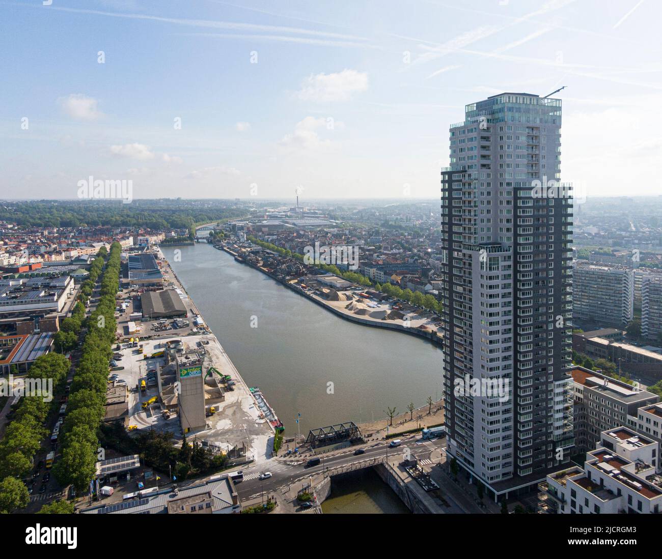 Bruxelles, Belgio - 12 maggio 2022: Paesaggio urbano della città di Bruxelles, edificio di appartamenti grattacieli con il fiume Senne che attraversa Bruxelles e in Foto Stock