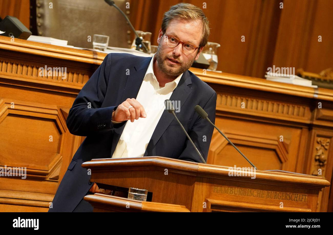 Amburgo, Germania. 15th giugno 2022. Anjes Tjarks (Bündnis 90/Die Grünen), senatore per i trasporti e il cambiamento di mobilità, parla nell'ora d'attualità sul tema delle zone di parcheggio residenti per i dipendenti delle aziende locali durante la sessione del Parlamento di Amburgo nel municipio. Credit: Marcus Brandt/dpa/Alamy Live News Foto Stock