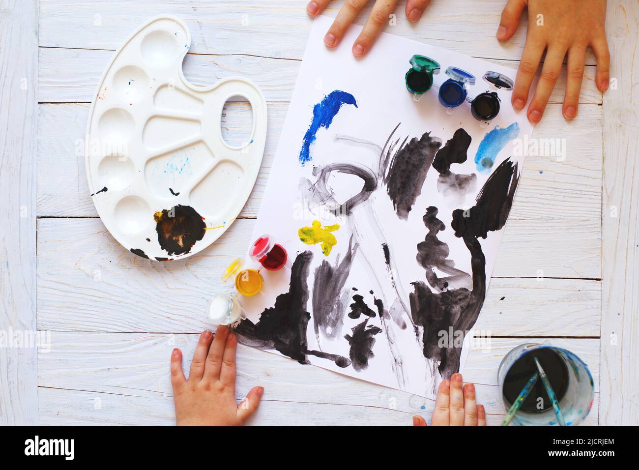 vista dall'alto. il bambino disegna un pennello e dipinge la vista dall'alto. Strumenti per pittura Flat Lay art. Foto Stock