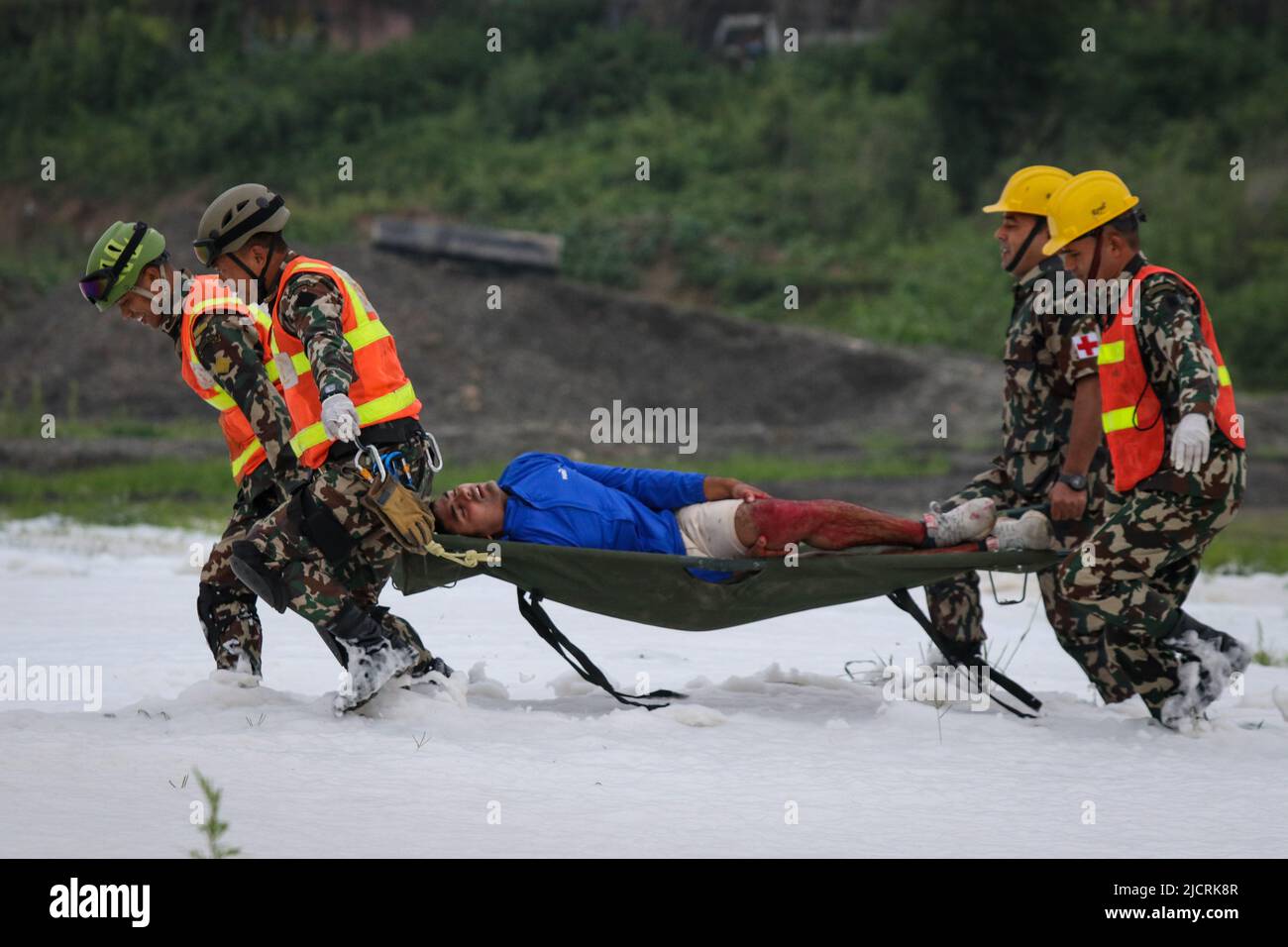 Kathmandu, Nepal. 15th giugno 2022. Il 15 giugno 2022, a Kathmandu, Nepal. I membri dell'Esercito Nepalse salvano le vittime di un incidente aereo durante l'addestramento di stimolazione di sicurezza di emergenza della trivella per un potenziale incidente aereo. L'addestramento di stimolazione di perforazione di sicurezza è stato organizzato dall'autorità civile dell'aviazione del Nepal (CAAN) presso la sede dell'aeroporto internazionale di Tribhuvan. (Foto di Abhishek Maharjan/Sipa USA) Credit: Sipa USA/Alamy Live News Foto Stock