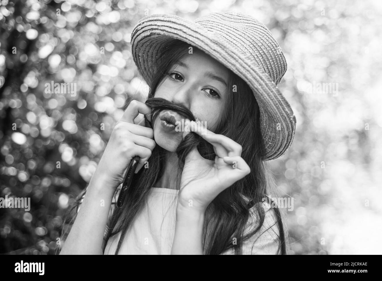 bella ragazza teen indossare estate paglia cappello. capretto primavera moda stile. felice infanzia. allegro bambino grazioso divertirsi con i capelli all'aperto. vacanza Foto Stock