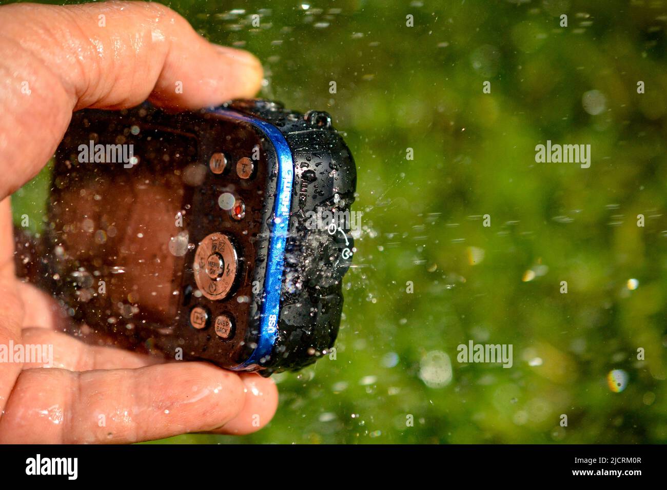 macchina fotografica amatoriale impermeabile, gocce d'acqua, all'aperto  Foto stock - Alamy