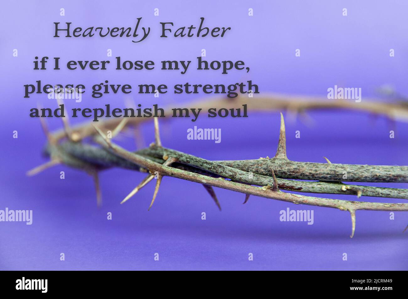Testo di preghiera cristiana con corona di spine su sfondo viola. Pasqua e cristianesimo concetto. Foto Stock