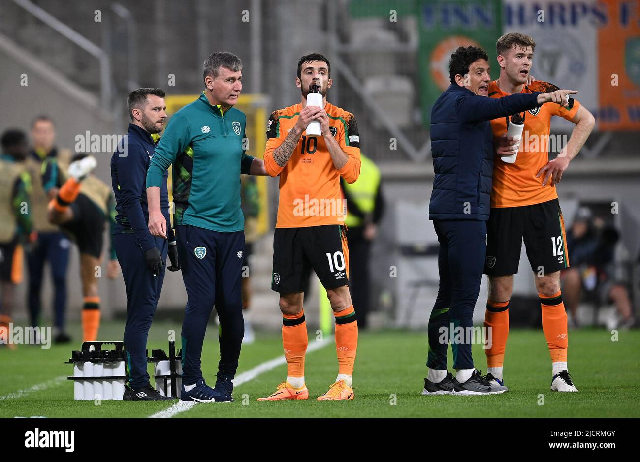 Stephen Kenny, direttore della Repubblica d'Irlanda, parla con Troy Parrott durante la partita della UEFA Nations League allo Stadion Miejski im Wladyslawa Krola, Lodz, Polonia. Data foto: Martedì 14 giugno 2022. Foto Stock