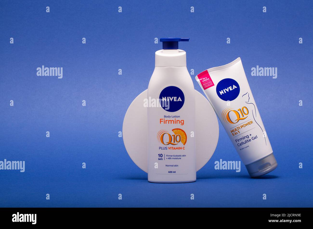 Praga,Repubblica Ceca - 12 Novembre,2021: NIVEA Q10 Body Lotion Firming e Cellulitide gel isolato su sfondo blu. Marchio NIVEA di proprietà della Foto Stock