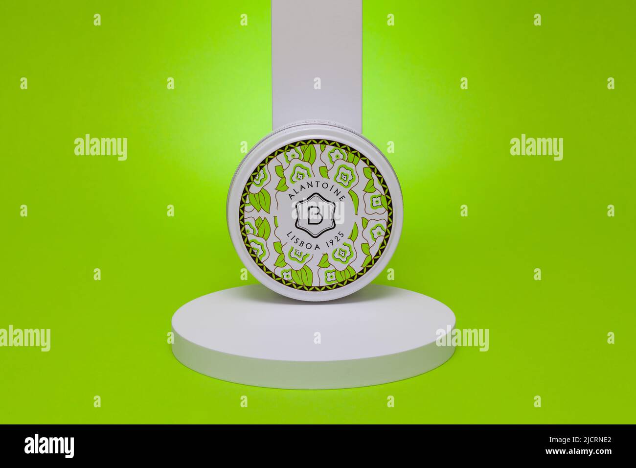 Praga,Repubblica Ceca - 14 Novembre,2021: Benamor Alantoine burro corpo supremo su sfondo verde Foto Stock