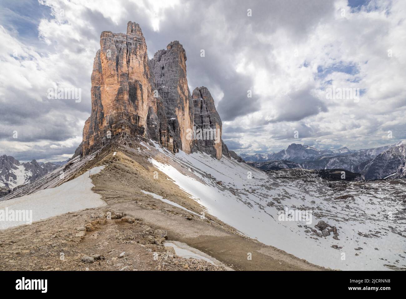 Le tre cime di Lavaredo come si vede dal punto di vista della forcella Foto Stock