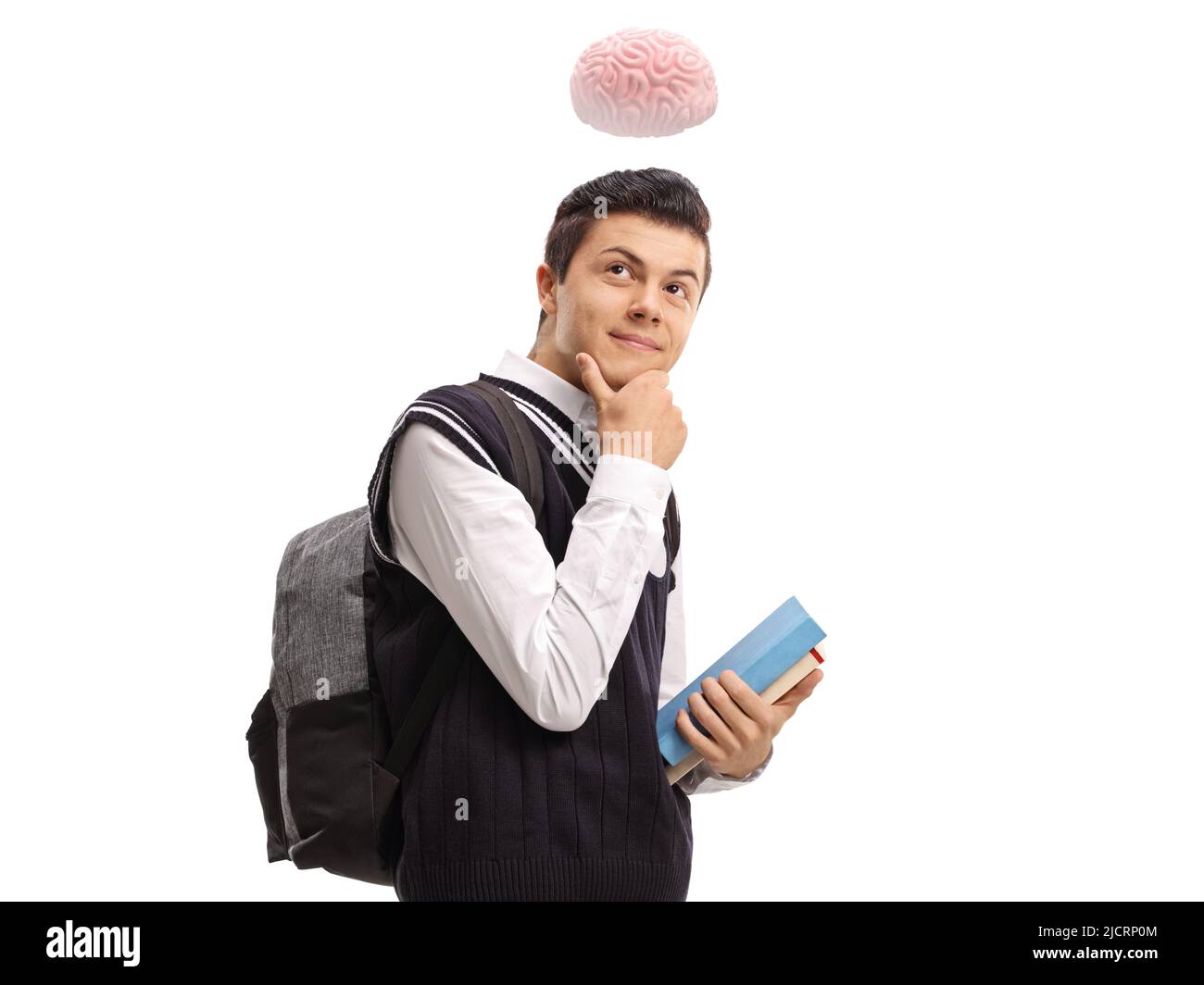 Allievo maschio intelligente con uno zaino e libri che pensano con cervello sopra la sua testa isolato su sfondo bianco Foto Stock