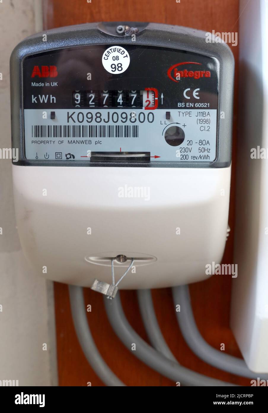 Contatore elettrico domestico, che mostra i costi di carburante aumentati, per kWh, che mostra il cablaggio Foto Stock