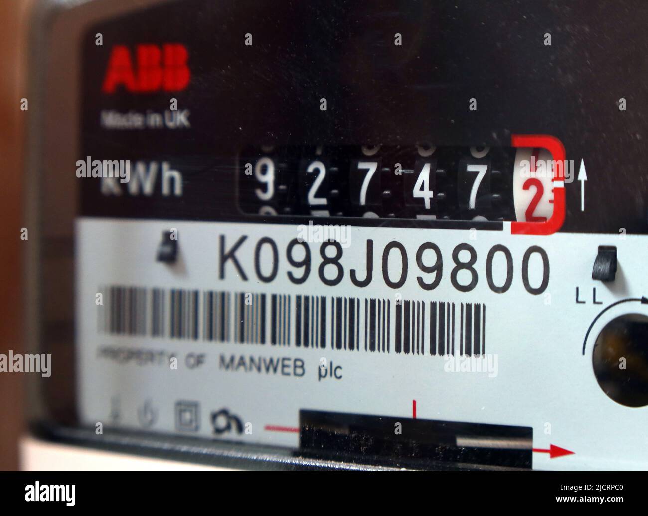 Contatore elettrico domestico, che mostra i costi di carburante aumentati, per kWh Foto Stock