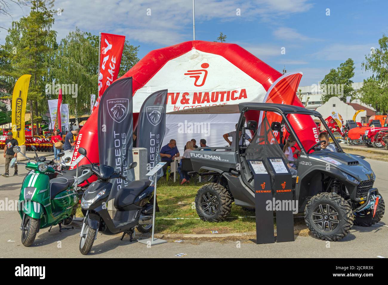 Novi Sad, Serbia - 21 maggio 2022: Peugeot Scooters Motorcycles e Segway Quads Stand al Agriculture Expo Trade Show di Nizza Day. Foto Stock