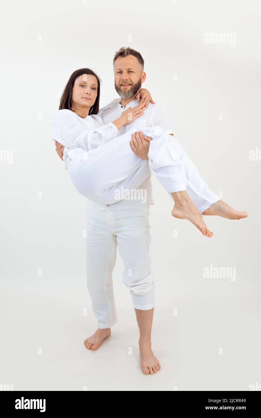 Scatto verticale di coppia uomo e donna guardare la fotocamera. Stile di vita sano. Maschio tenere femmina nelle braccia. Coppia sposata, amore Foto Stock