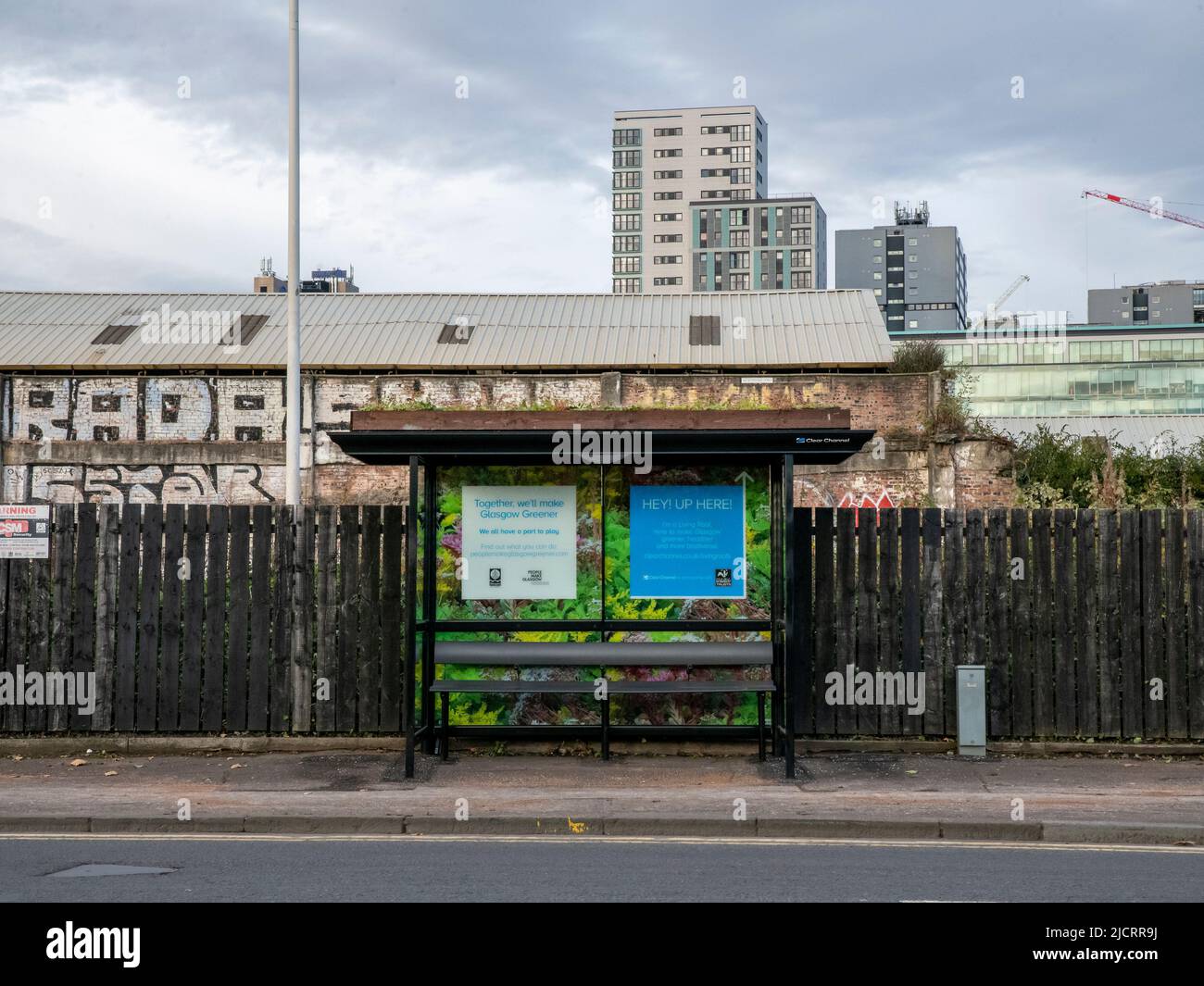 Glasgow, Scozia. REGNO UNITO. 4th novembre 2021: Una fermata dell'autobus con erba che cresce in cima. Foto Stock