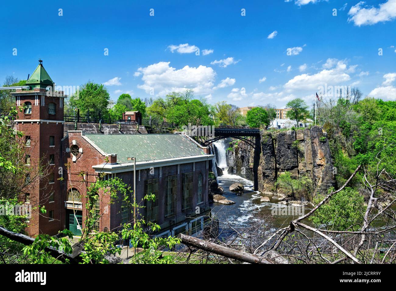Vista estiva delle Great Falls del fiume Passaic a Paterson, NJ, Stati Uniti Foto Stock