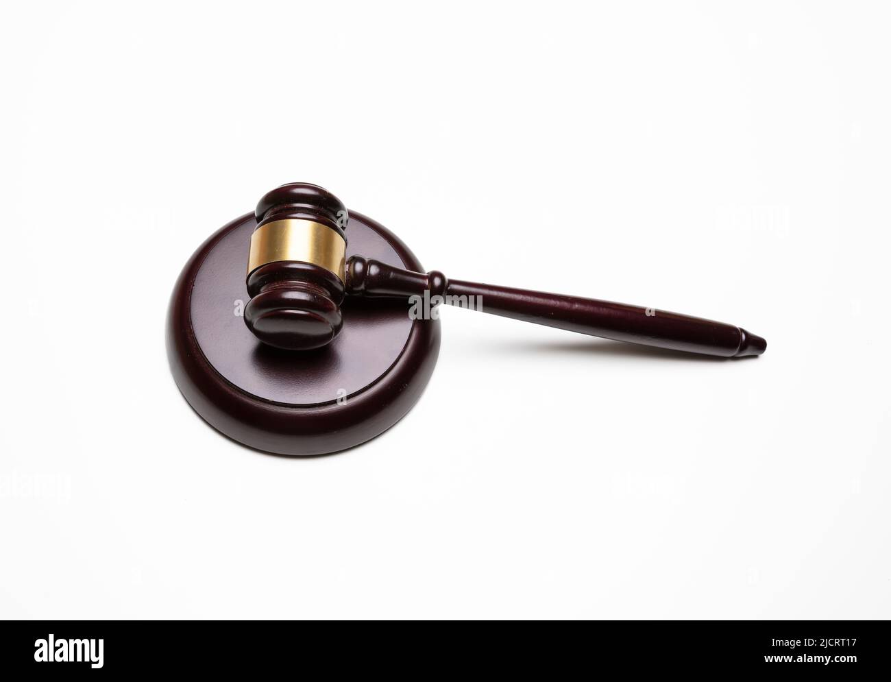 Giudice gavel isolato ritaglio su bianco. Simbolo dell'asta o della legge, martello in legno con proiettile in bronzo, elemento di design Foto Stock