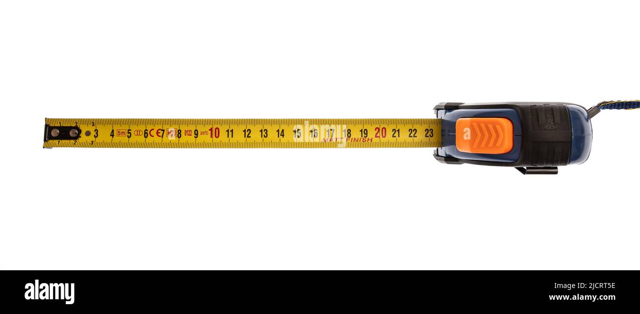 Taglio isolato in metallo con metro a nastro su sfondo bianco, vista dall'alto. Righello in acciaio di colore giallo aperto di 20 centimetri di lunghezza Foto Stock