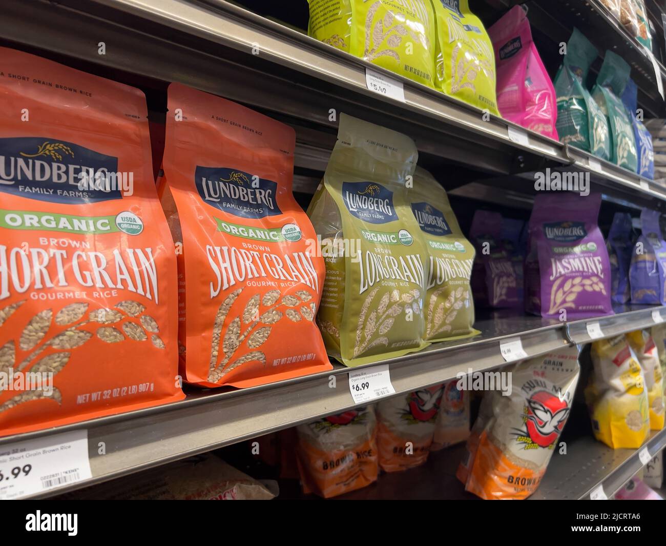 Lynnwood, WA USA - circa Aprile 2022: Vista ad angolo del riso di marca Lundberg in vendita nella dispensa Staples Aisle all'interno di un negozio di alimentari Town and Country. Foto Stock